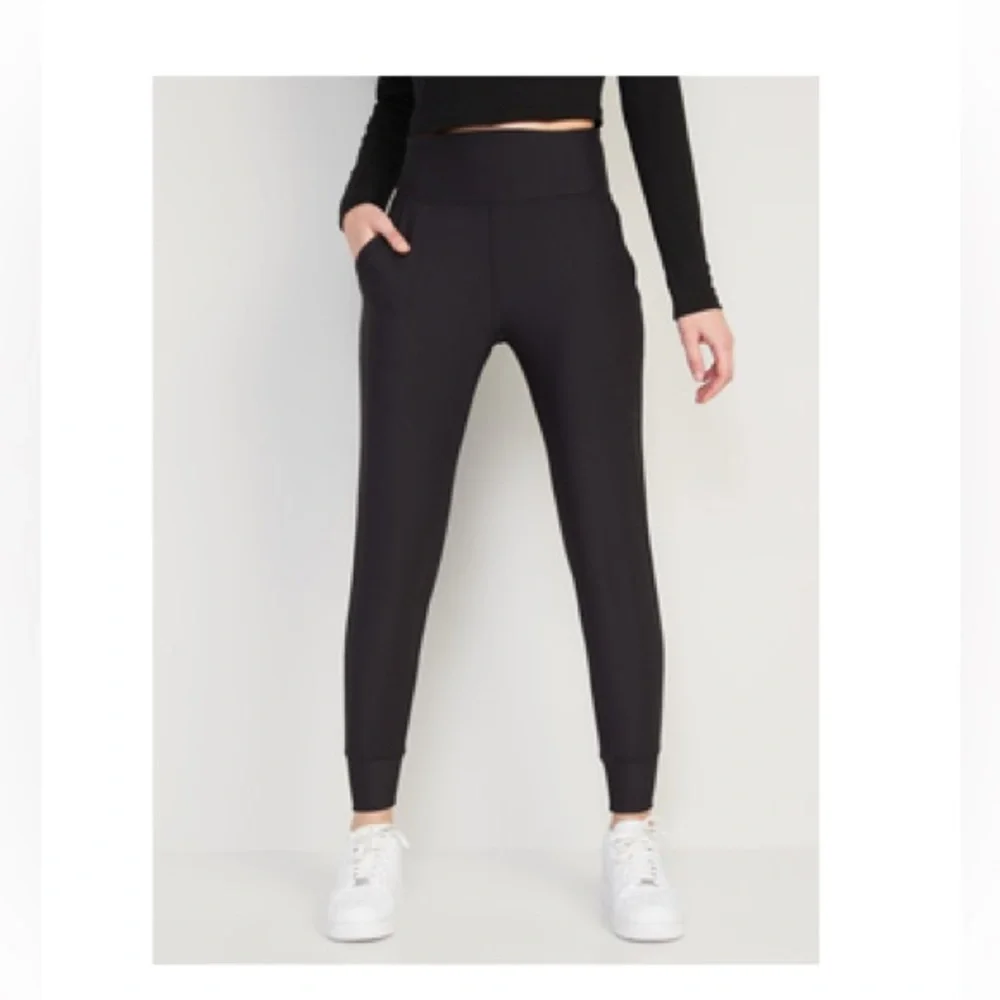 Old Navy High-Waisted PowerSoft 7/8 Joggers in Size Medium in the color Black - Picture 1 of 5